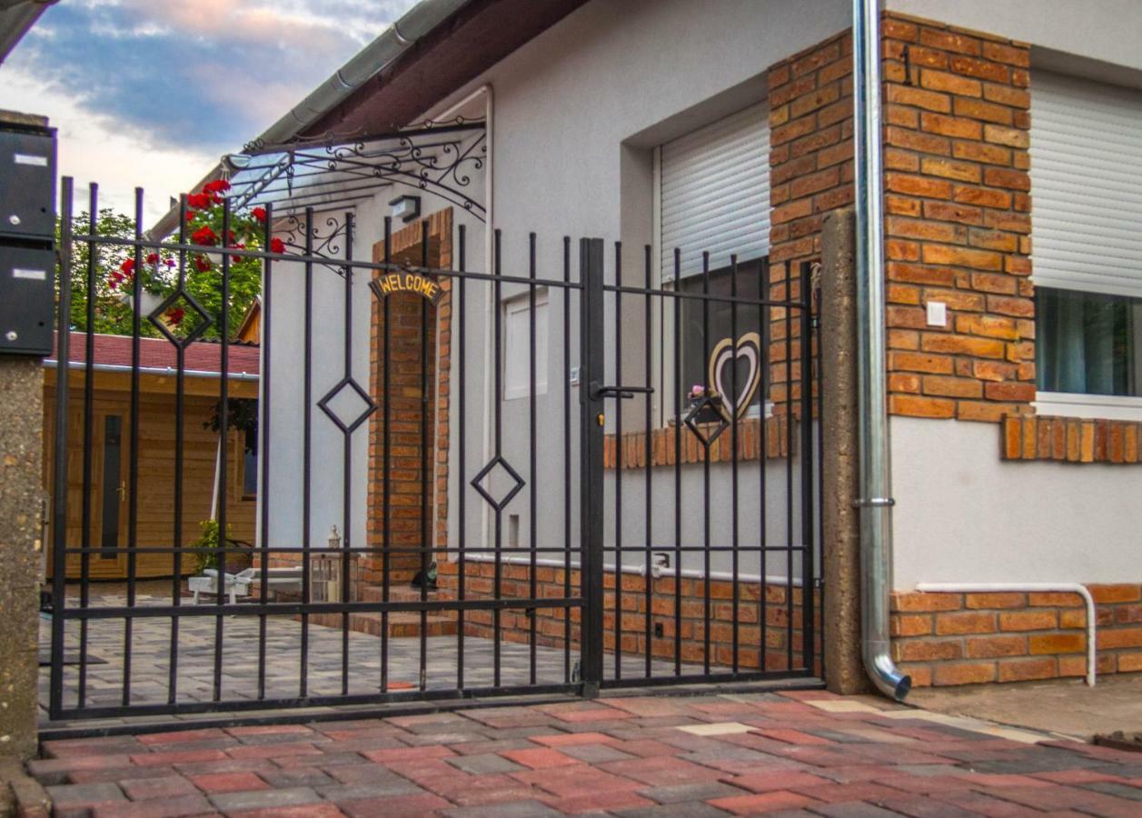 Feliz Apartman Gyula Exterior foto